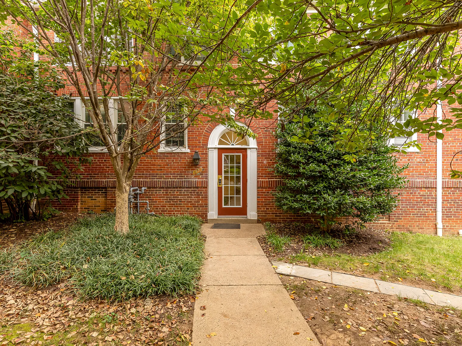 2 bed, 860 sqft, $2,700 — Photo 1