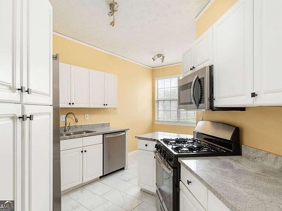 2nd image of 476 Fraser St SE