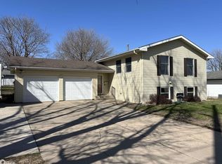 227 E 18th St, Carroll, IA 51401