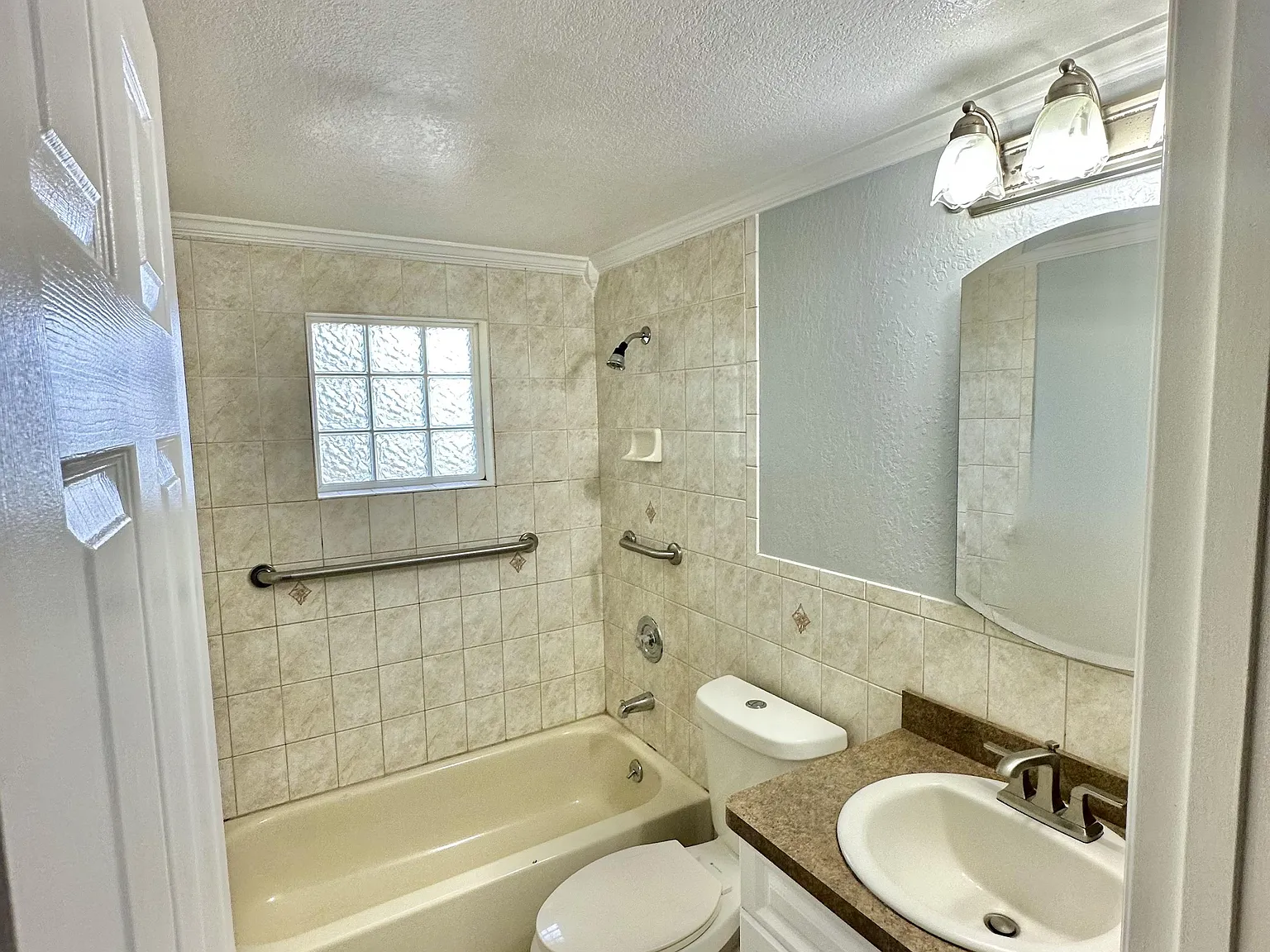 4 bed, 1.0 bath, 979 sqft, $780 — Photo 3