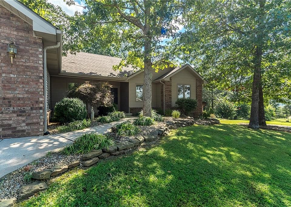 1st image of 15 Stevenson Ln