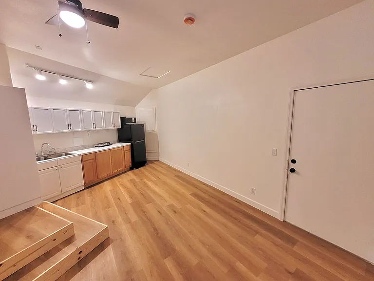 1550 Encino Dr — Photo 2