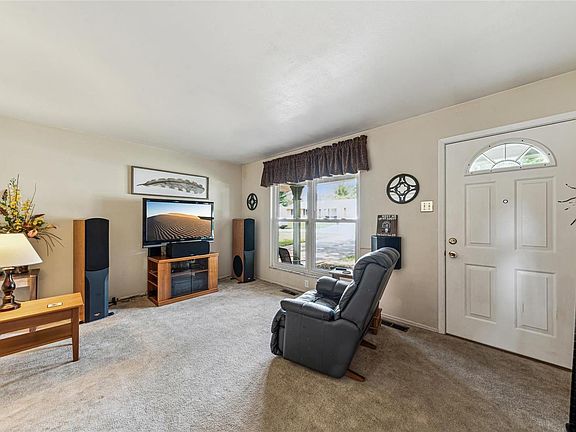 3rd image of 6330 Orangewood Trl