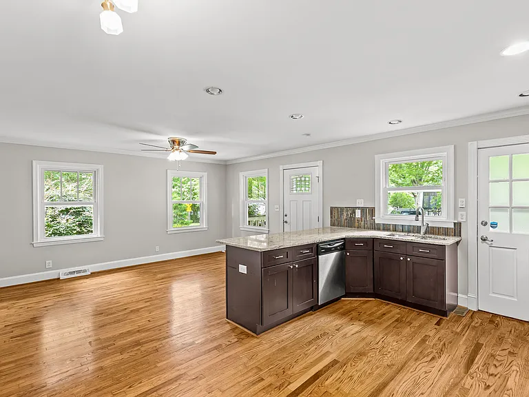 2301 Laburnum Ave — Photo 12