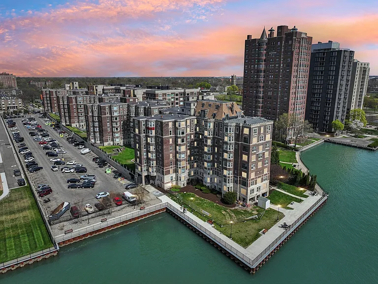 Alden Towers — Photo 1