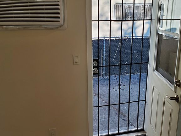 5th image of 12811 1/2 Bloomfield St