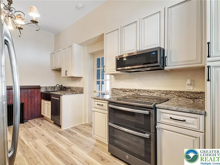 240 Franklin St #2 — Photo 3