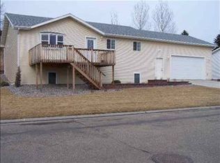 1324 Golden Valley Ln, Minot, ND 58703