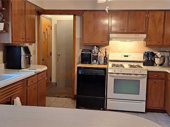 3rd image of 830 Bells Mills Cloe Rd