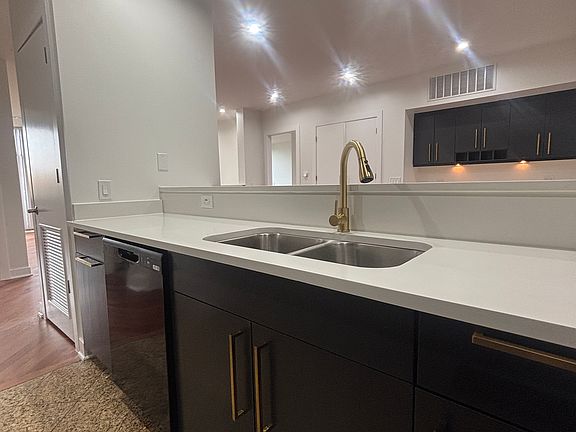 4th image of 900 W Hubbard St #104