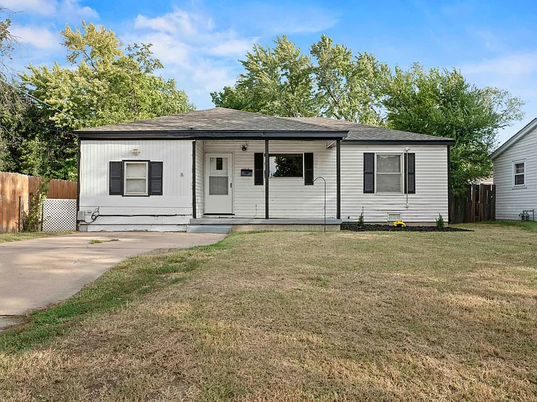 1616 E Funston St — Photo 1