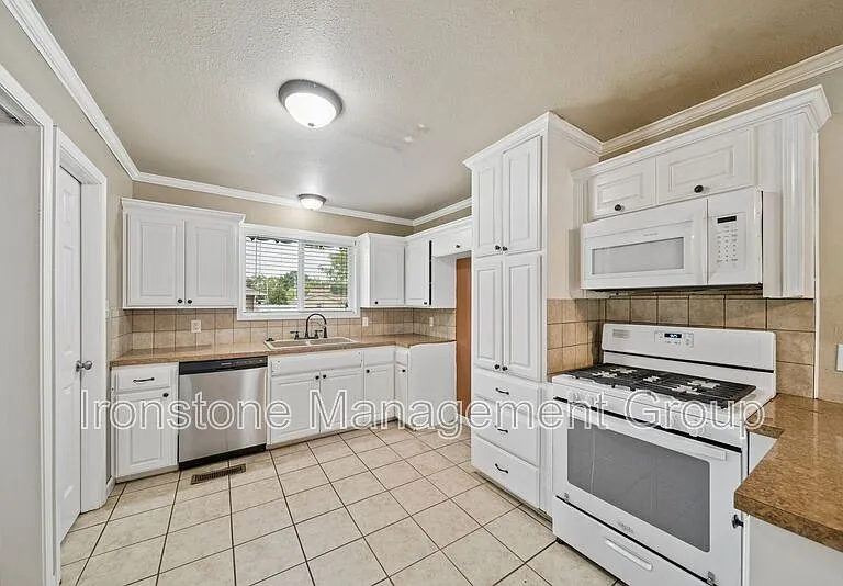 906 N Atlanta St — Photo 3