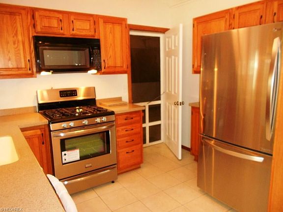 3rd image of 139 Pinewood Dr