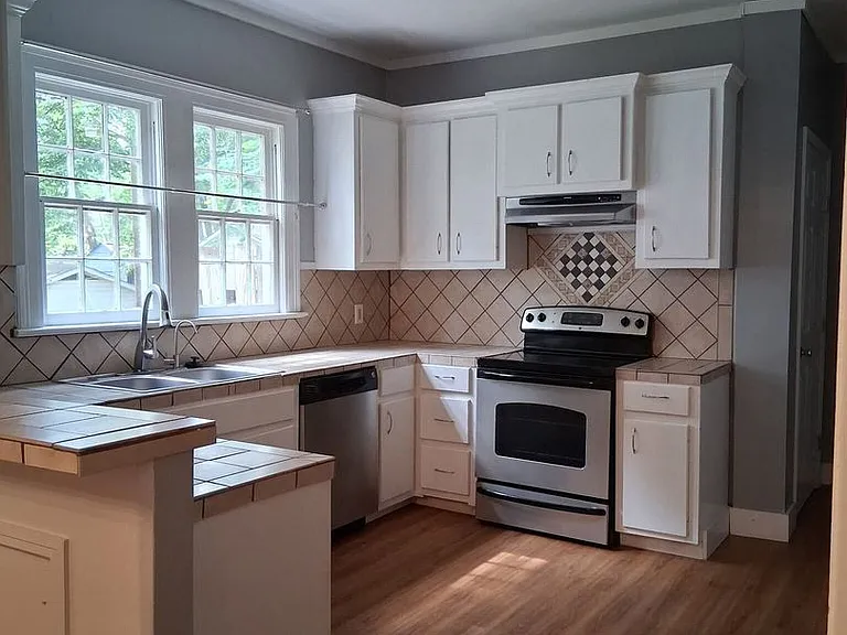 516 Hartfield St — Photo 4