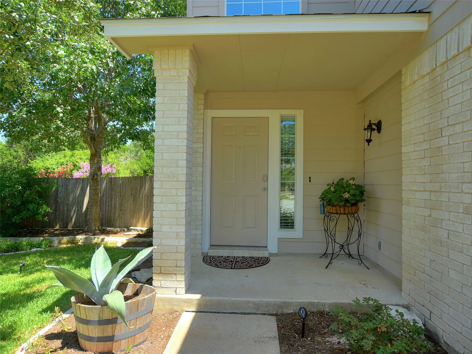 3 bed, 2.5 bath, 1647 sqft, $2,100 — Photo 4