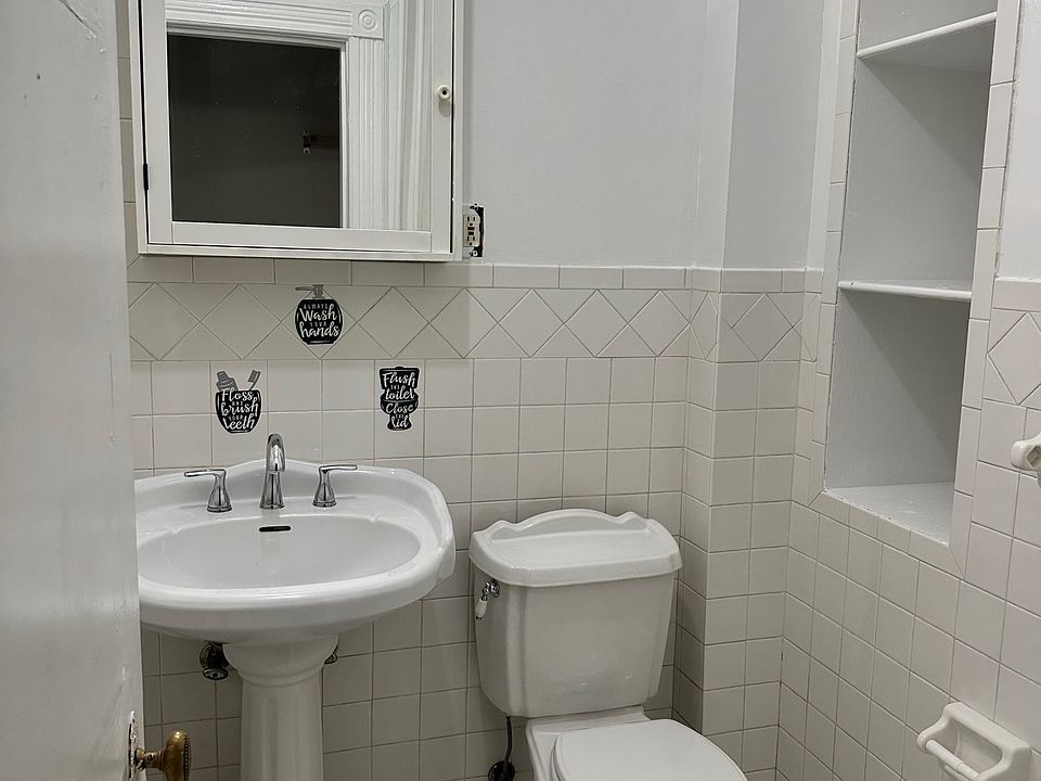 1st image of 82 Court House Pl #2
