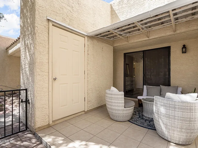 719 E Lola Dr — Photo 11