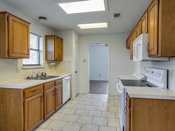 3rd image of 1746 Clarendon Dr
