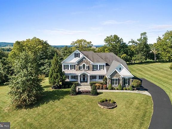 3rd image of 15219 Carver Ct