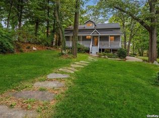 16 Berkshire Dr, Selden, NY 11784