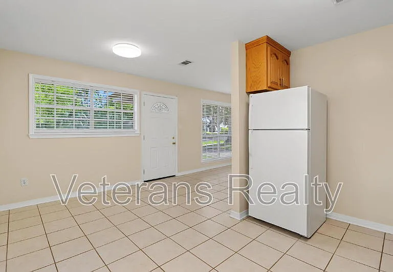 1285 Kensington Dr — Photo 8