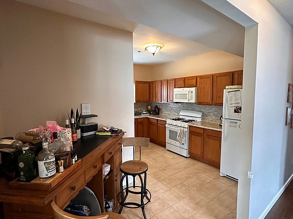 5th image of 27 Sussex Ave APT 2