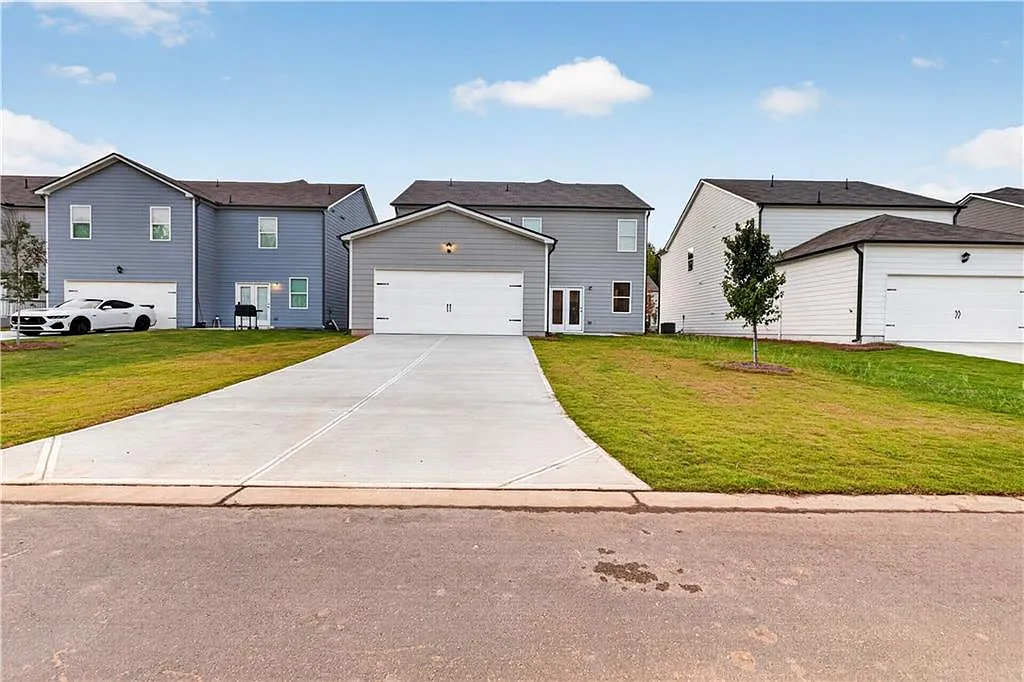5 bed, 3.0 bath, 2758 sqft, $2,450 — Photo 2