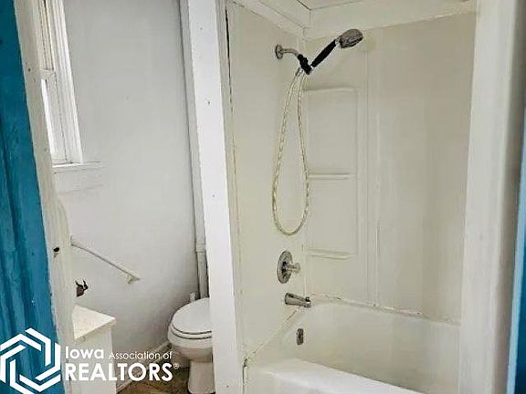4th image of 602 S 1st St