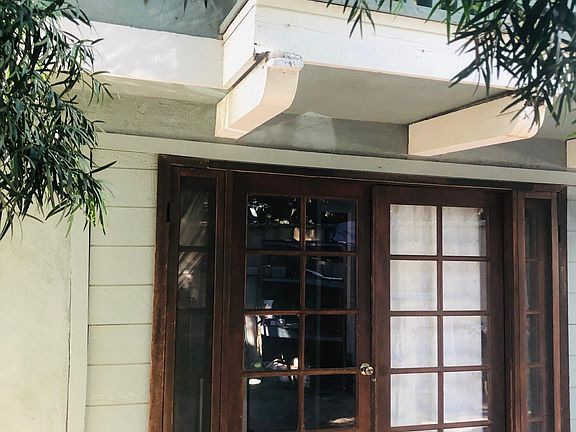 Private entrance to the 3 room Suite.