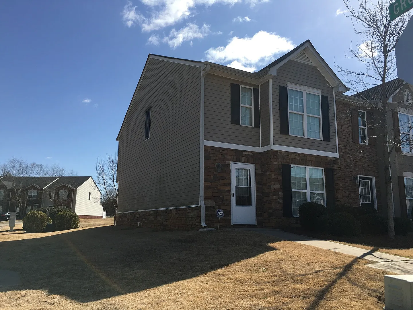 Two story Townhouse in Hampton — Photo 1