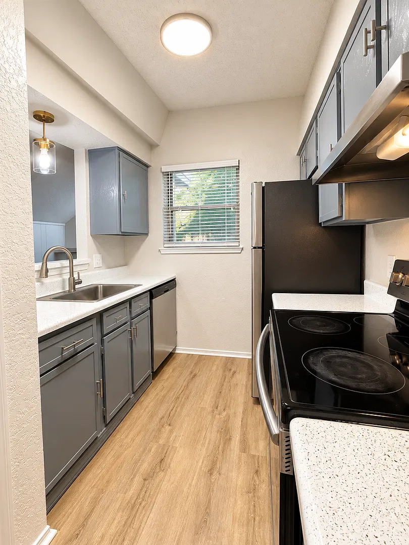 Royal Oak Condominiums — Photo 1