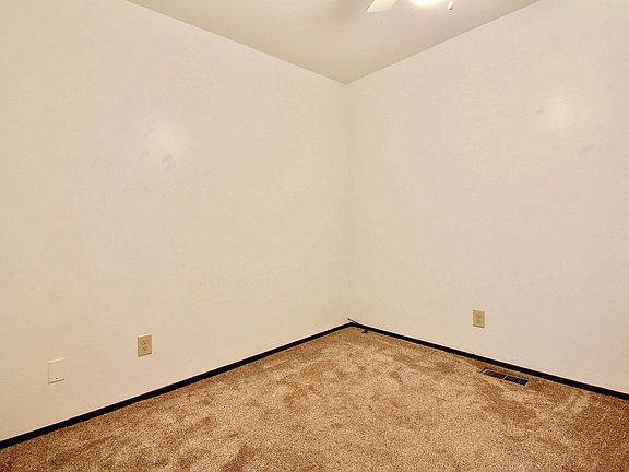 Small bedroom/baby room or office