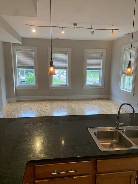 2 bed, 1250 sqft, $1,800 — Photo 2