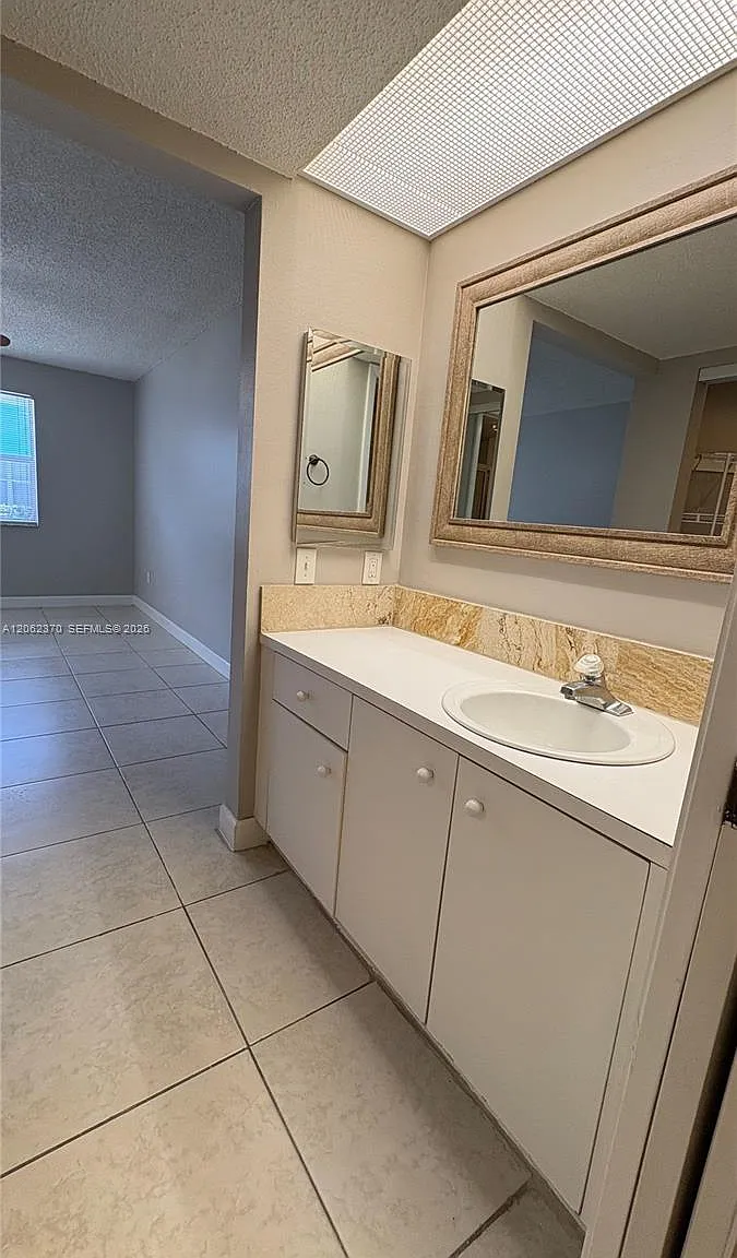Keys Gate Condo No Six — Photo 3
