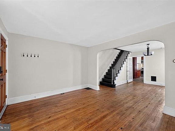 4th image of 798 Madison St