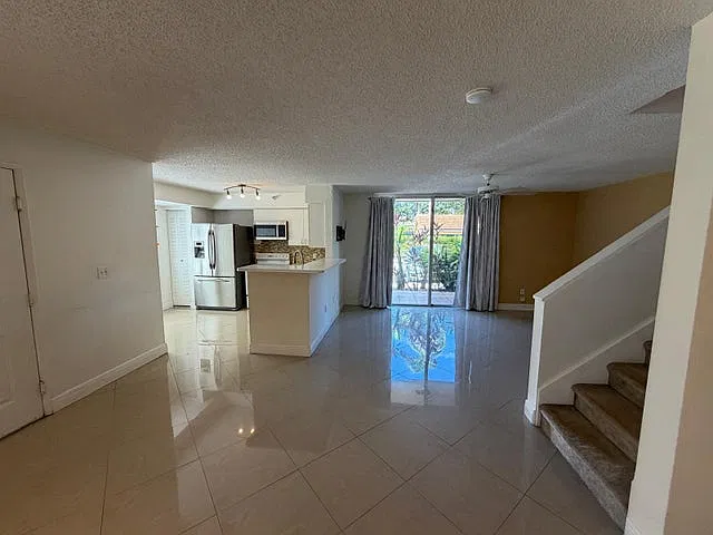 3 bed, 1296 sqft, $2,900 — Photo 4