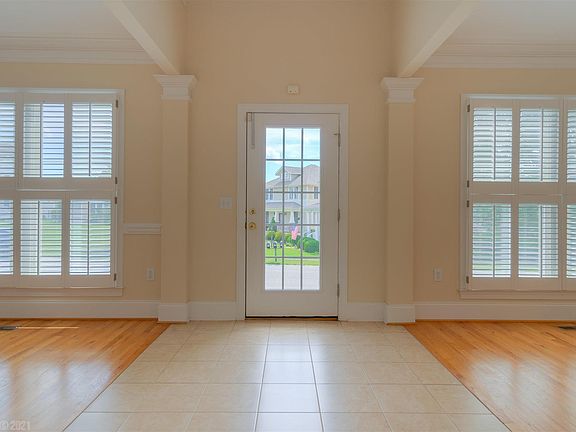 4th image of 909 Village Way N #N