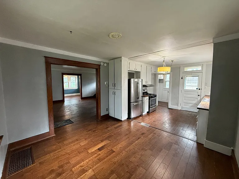 403 Englewood Ct — Photo 10