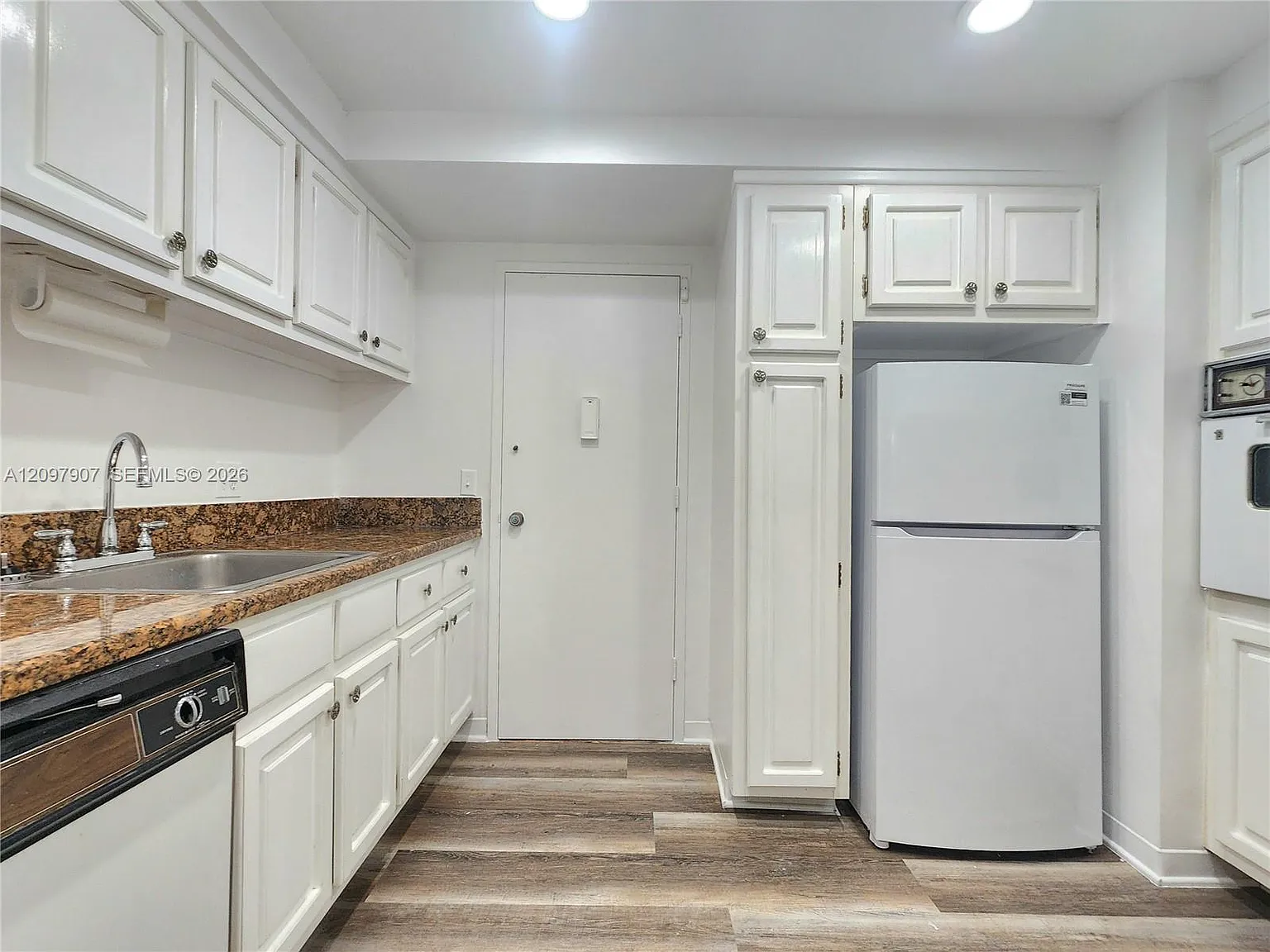 Alexander Towers Condo — Photo 4