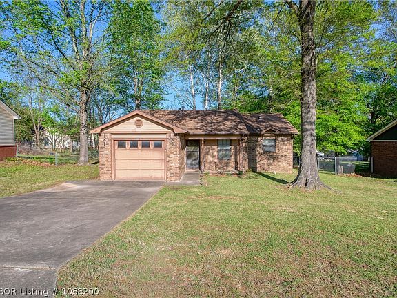 3rd image of 104 Grand Maple Dr