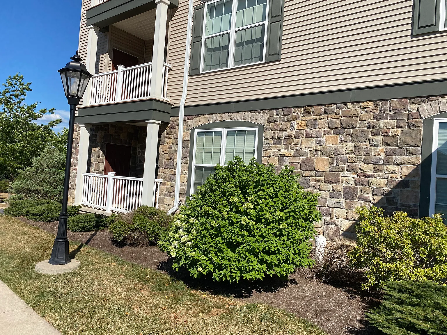 2 bed, 1.5 bath, 1336 sqft, $2,000 — Photo 1