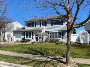 4031 Darby Ln, Seaford, NY 11783