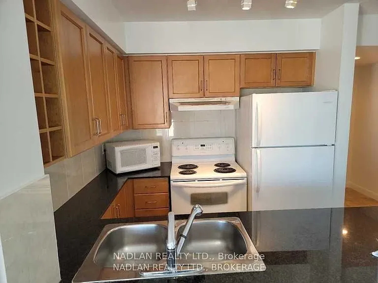 210 Victoria St #3901 — Photo 9