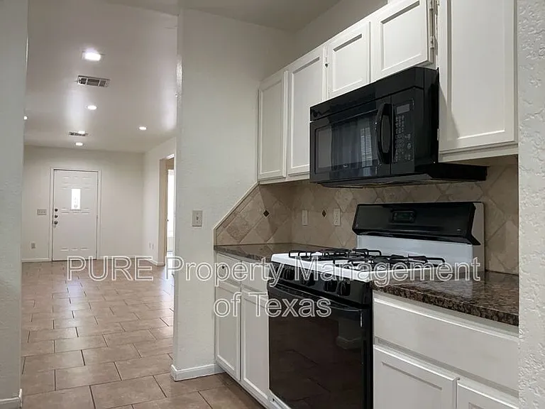 2517 E 4th St — Photo 9
