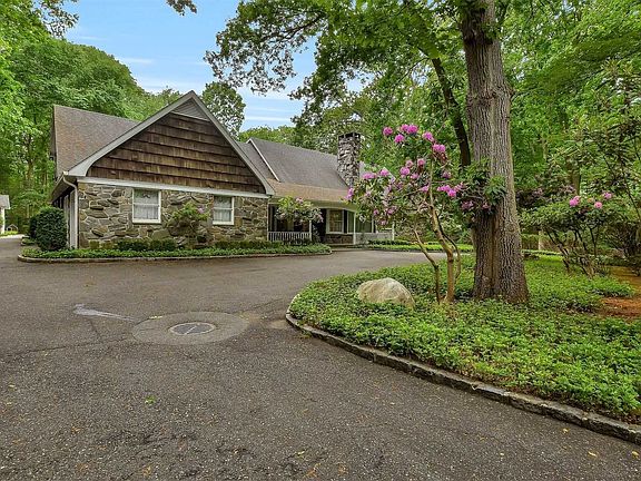 2nd image of 10 Valleywood Ct W