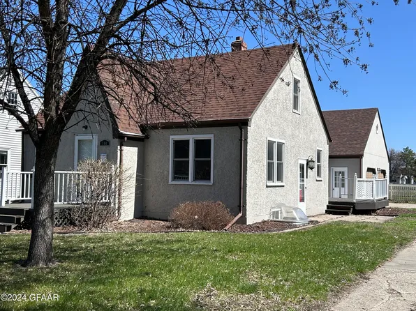 744 Western Ave, Grafton, ND 58237