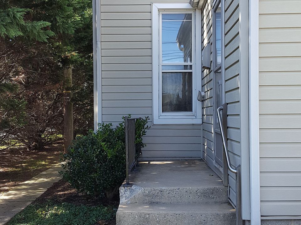 There are 2 entrances. One entrance is shared between the 3