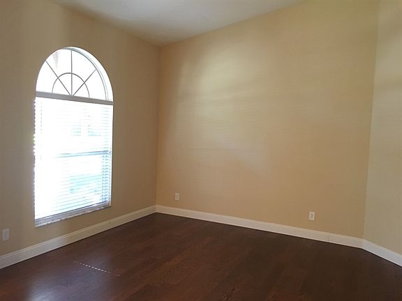 5th image of 2828 Laurel Leaf Dr