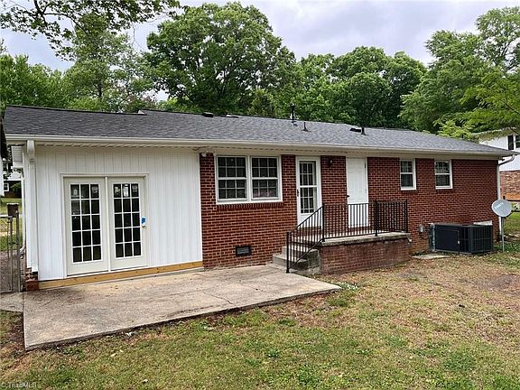 2nd image of 3911 Raintree Dr