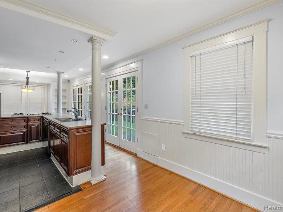 2nd image of 1026 Floyd St
